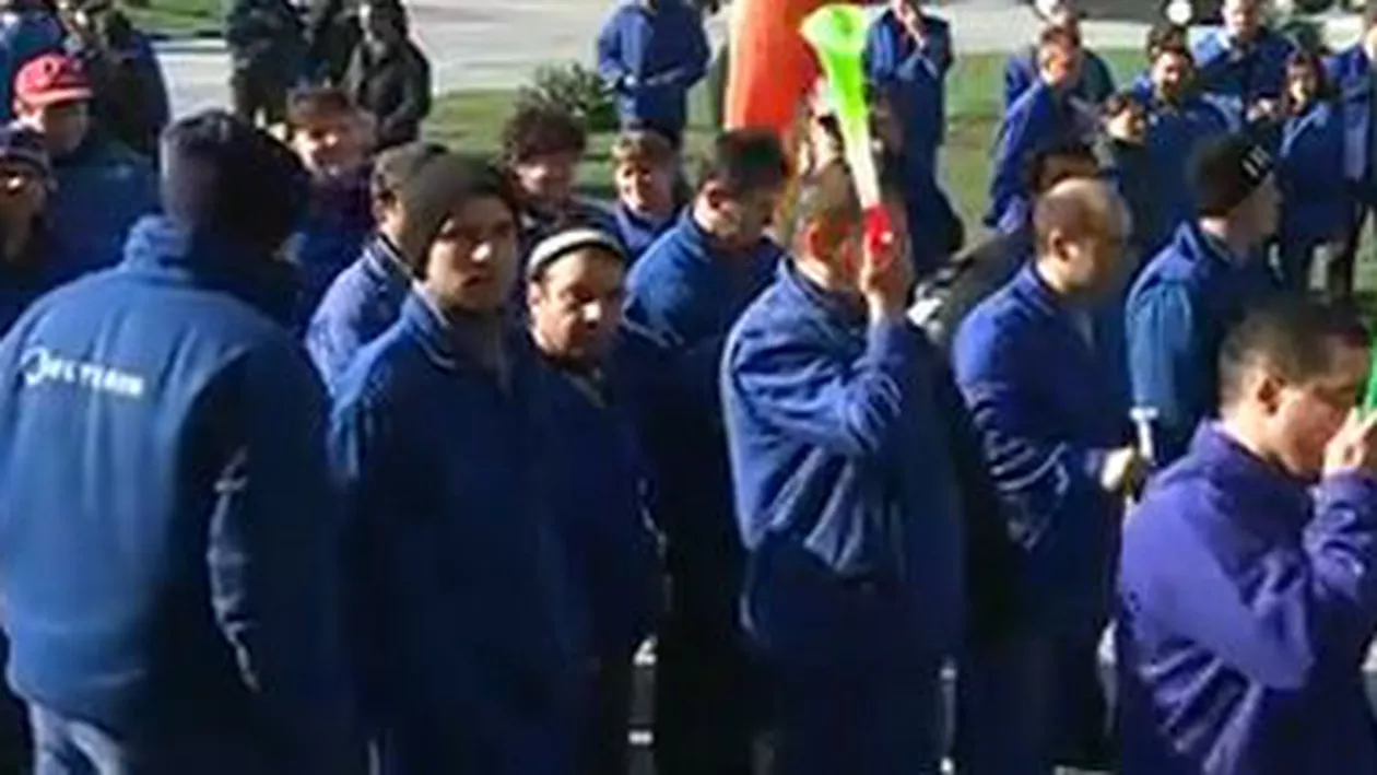 Angajații Oltchim au ieșit din nou în stradă, nemulțumiți de discuțiile eșuate cu Guvernul (VIDEO)