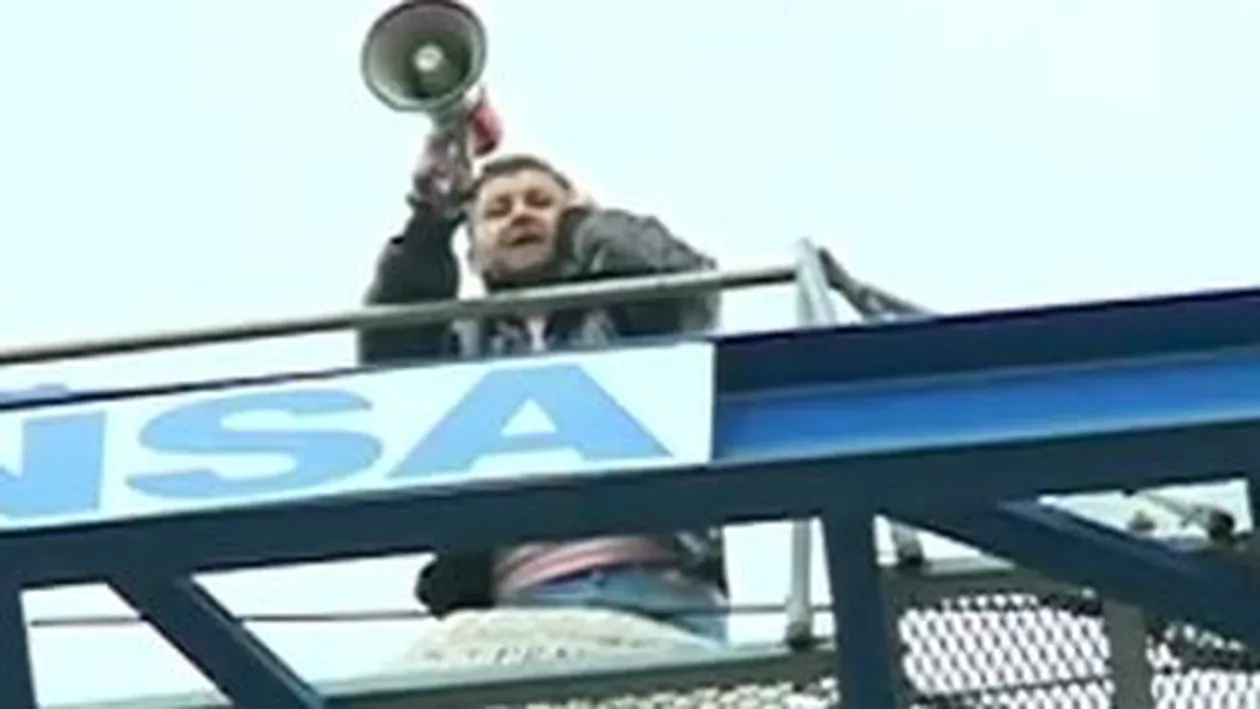 Un bărbat de 38 de ani a protestat pe o macara din București: „Am ajuns nişte animale dresate în această Românie”