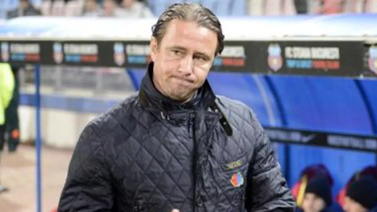 Motivul pentru care Reghecampf ține o sticlă de apă în mână la fiecare meci