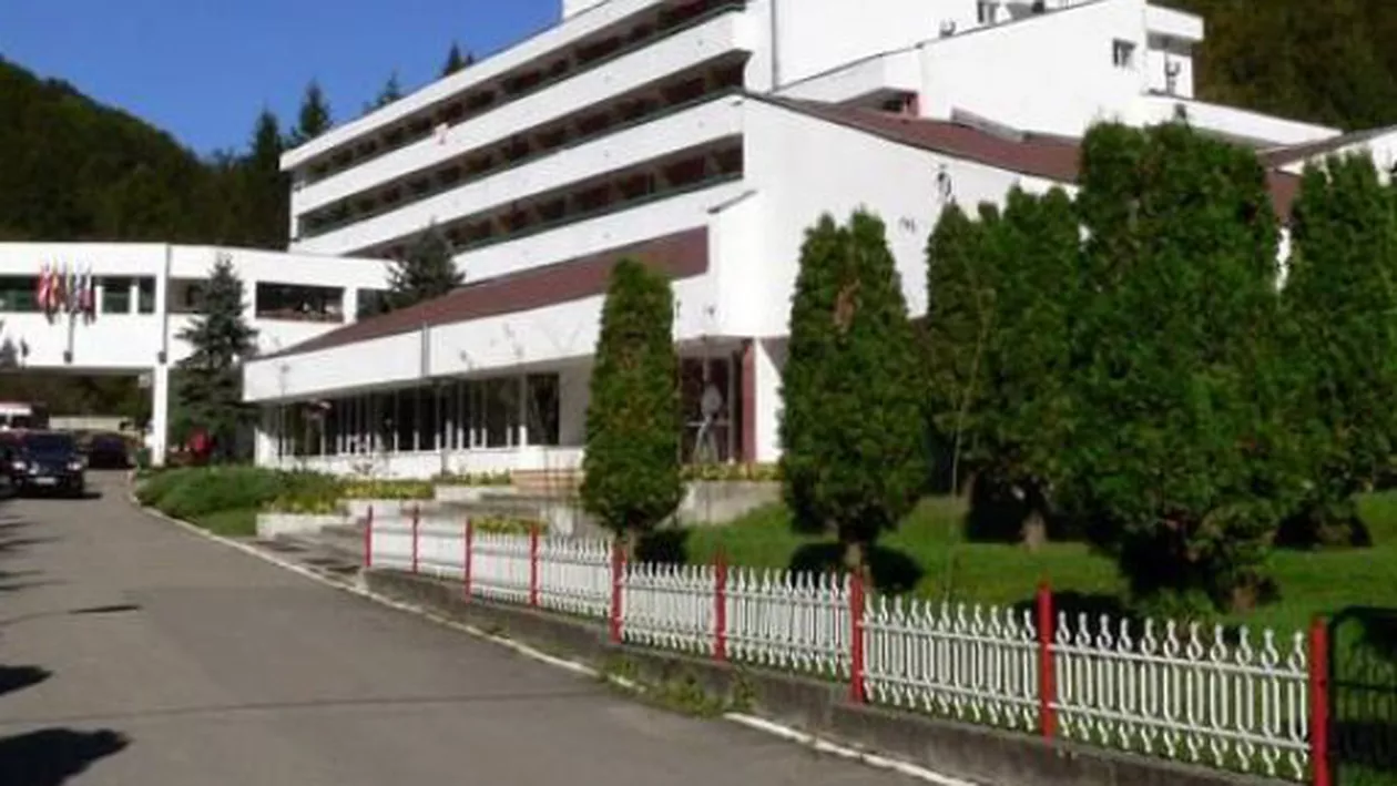 Arad: Incendiu puternic la un hotel din stațiunea Moneasa. Turiștii au fost evacuați