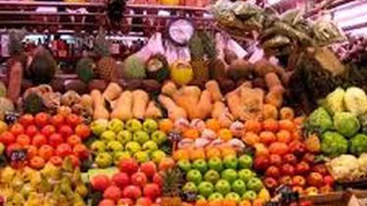 Peste 100 de tone de fructe şi legume, confiscate de poliţişti din complexe din Bucureşti şi Ilfov