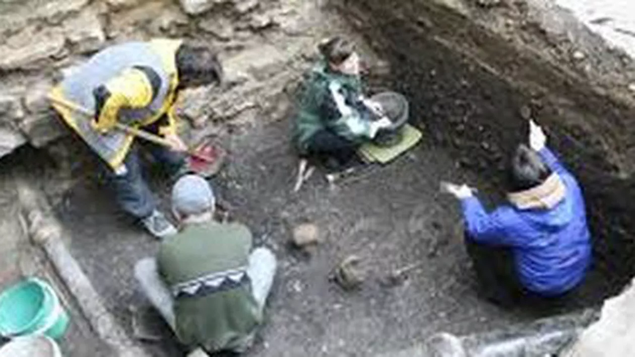O brățară și 824 de monede din Epoca romană, furate de pe un șantier din București