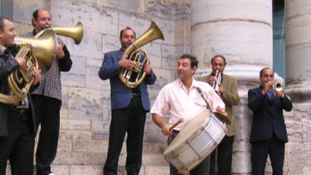 Locuitorii orașului Vlăhița din Harghita, treziți cu fanfara, conform unui obicei care datează de 35 ani