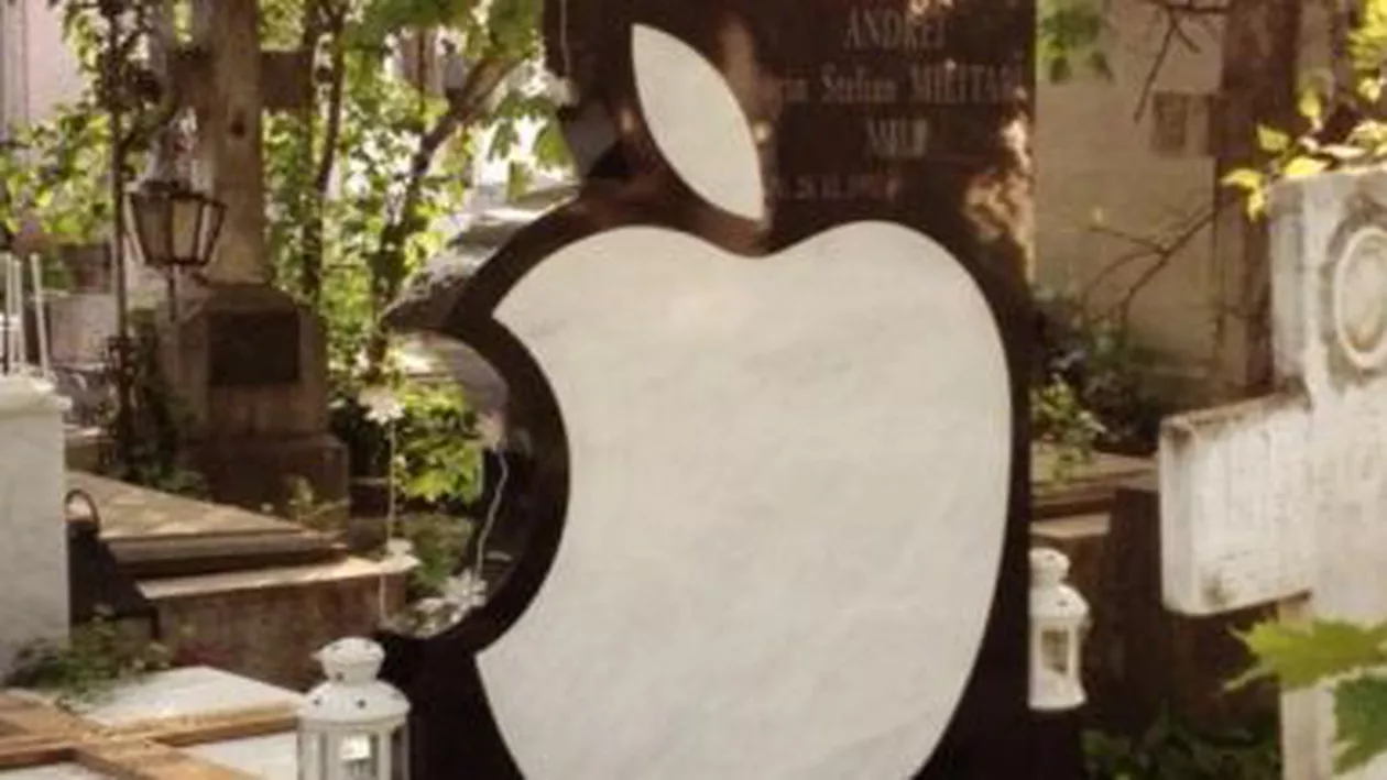 „Apple e mort” în Cimitirul Bellu: Piatră funerară ciudată, fotografiată în București (FOTO)