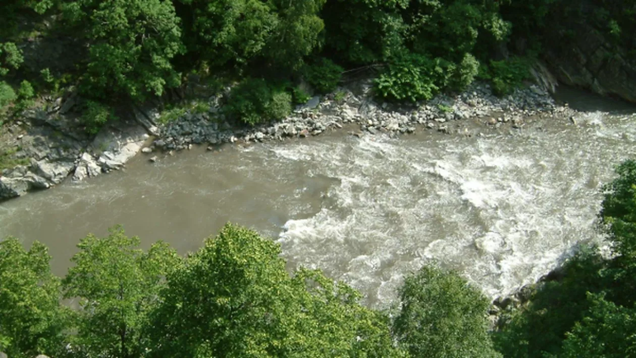 Tragedie în Joia Mare: Un adolescent aflat la pescuit s-a înecat în râul Jiu