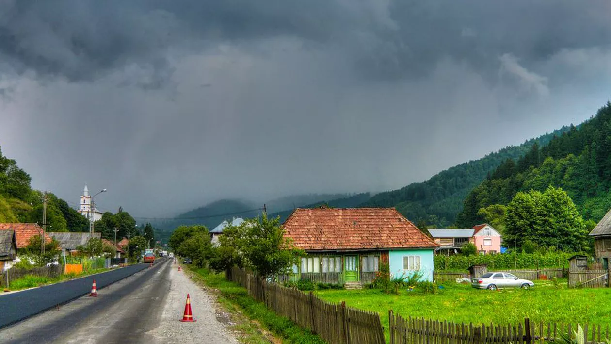 Avertizare de ploi și descărcări electrice pentru 6 județe