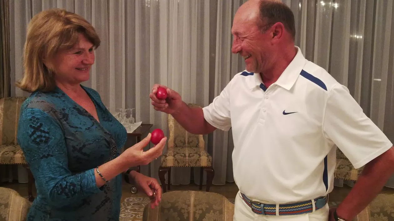 Președintele Traian Băsescu a ciocnit ouă roșii cu soția sa, în prima zi de Paște