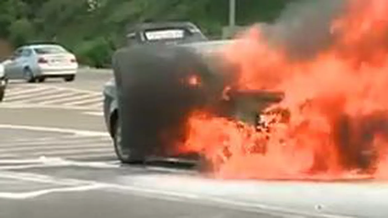 Un autoturism a ars în totalitate pe Autostrada Soarelui, în apropierea stației de taxare de la Fetești