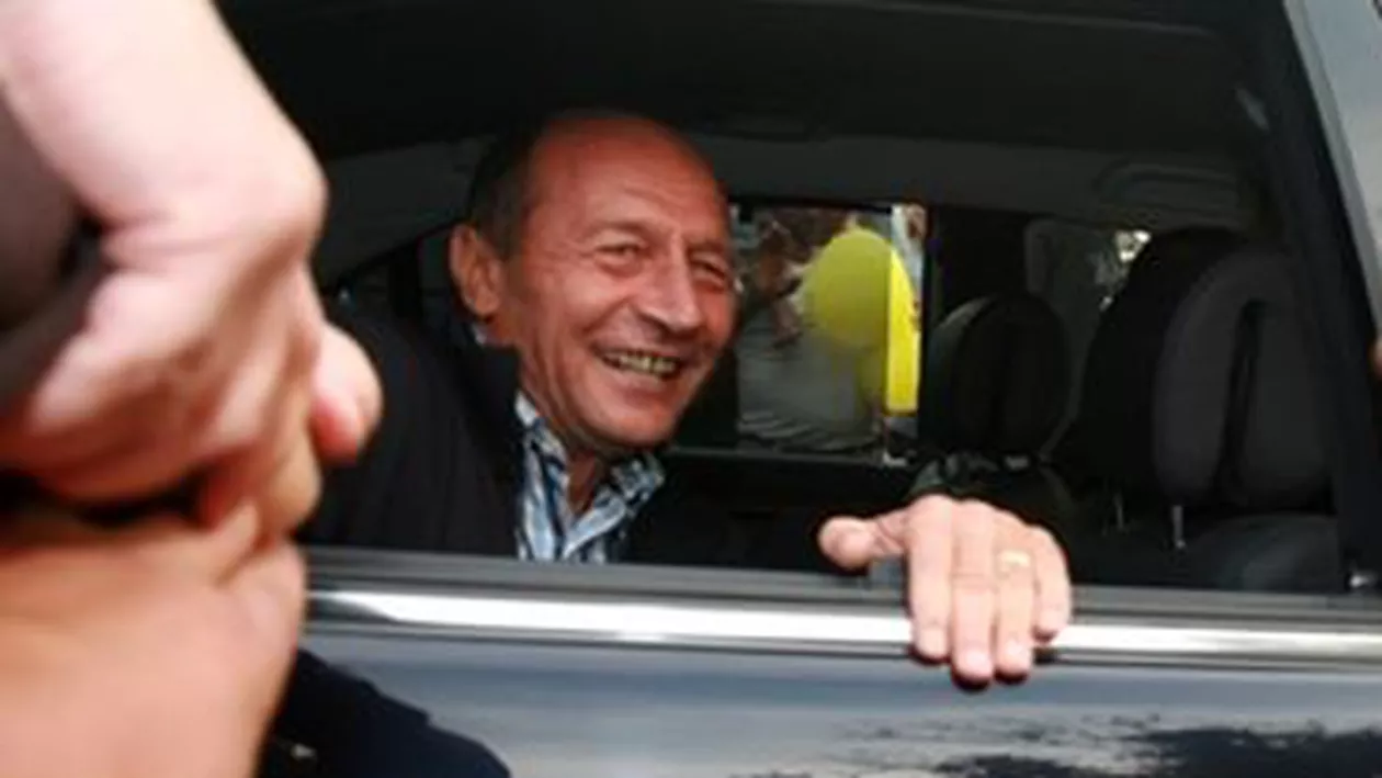 Un bărbat s-a așezat în fața coloanei oficiale a lui Traian Băsescu, insistând să-i dea președintelui o scrisoare