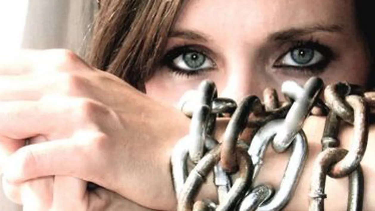 Trei români care au exploatat mai multe tinere în Anglia, reținuți pentru trafic de persoane și proxenetism