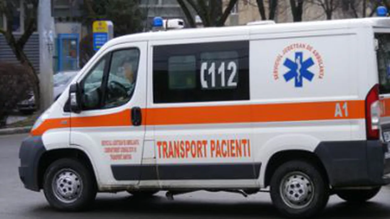 Doi adolescenți și o fată de cinci ani, accidentați pe un podeț: Șoferul deținea permisul de doar două luni