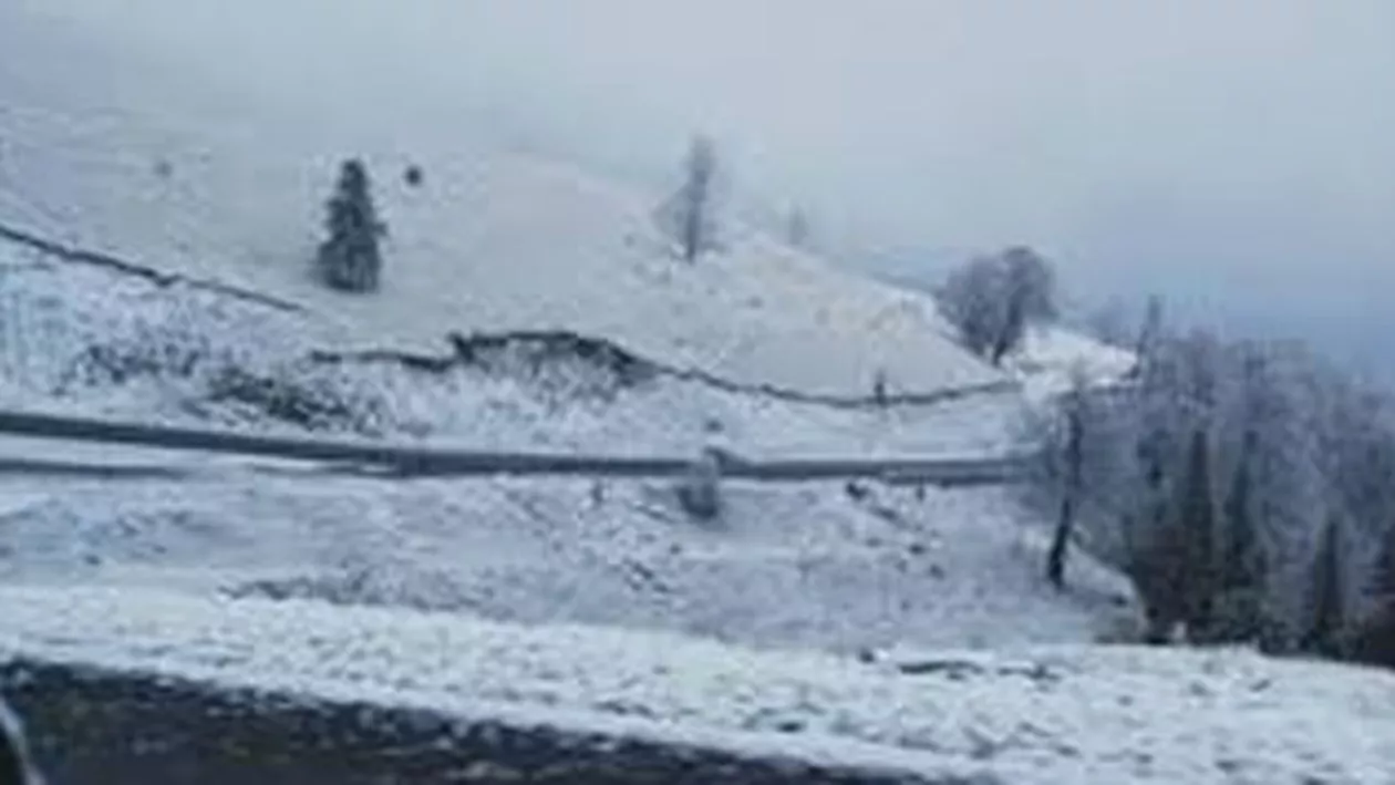 Ninsoare abundentă pe Transalpina: Nouă persoane sunt blocate în două mașini