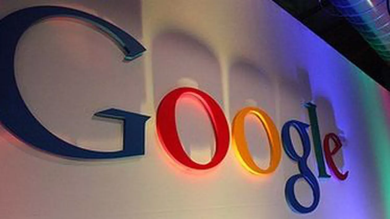 Preţul unei acţiuni Google a depăşit pentru prima dată pragul de 900 de dolari