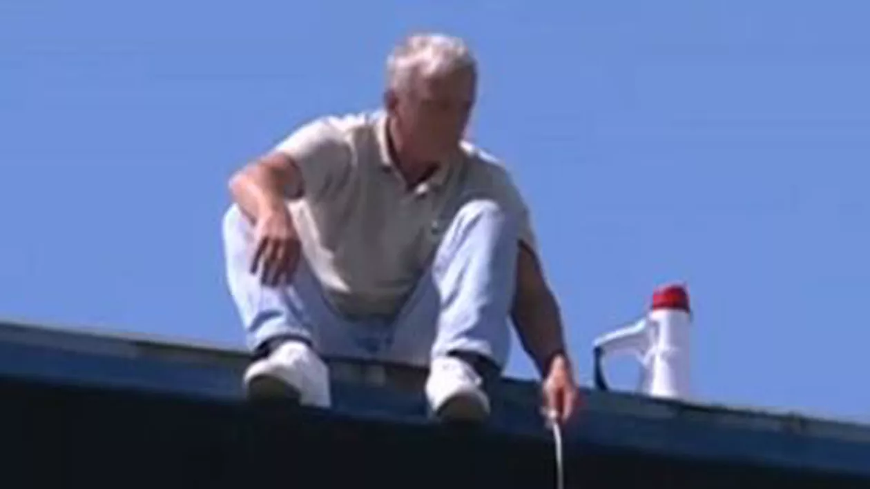 București: Un bărbat amenință că se aruncă de pe un panou publicitar din Piața Unirii