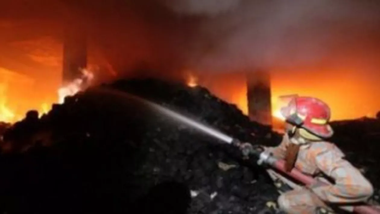 Incendiu în Capitală: 15 persoane au rămas pe drumuri, după ce casa lor a ars până la temelii