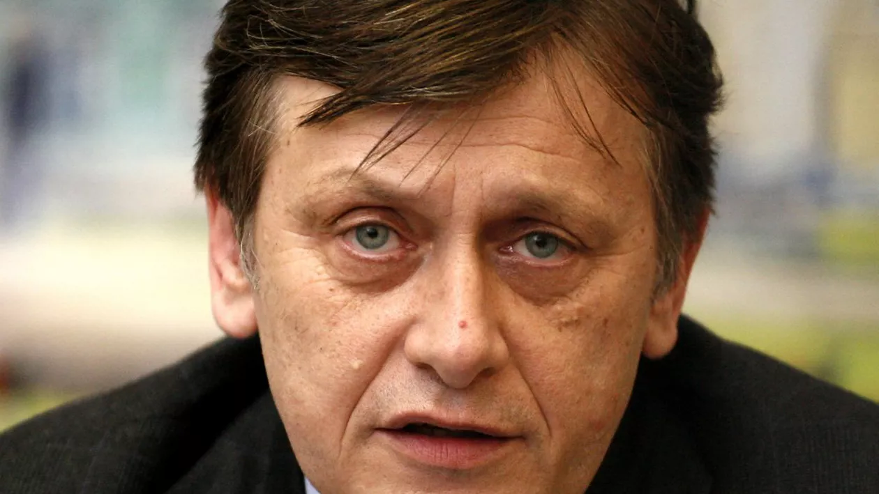 Crin Antonescu: Vrem program full-time pe revizuirea Constituției, posibil 8 ore pe zi, cu dezbatere consistentă şi alertă. În octombrie să aibă loc referendumul