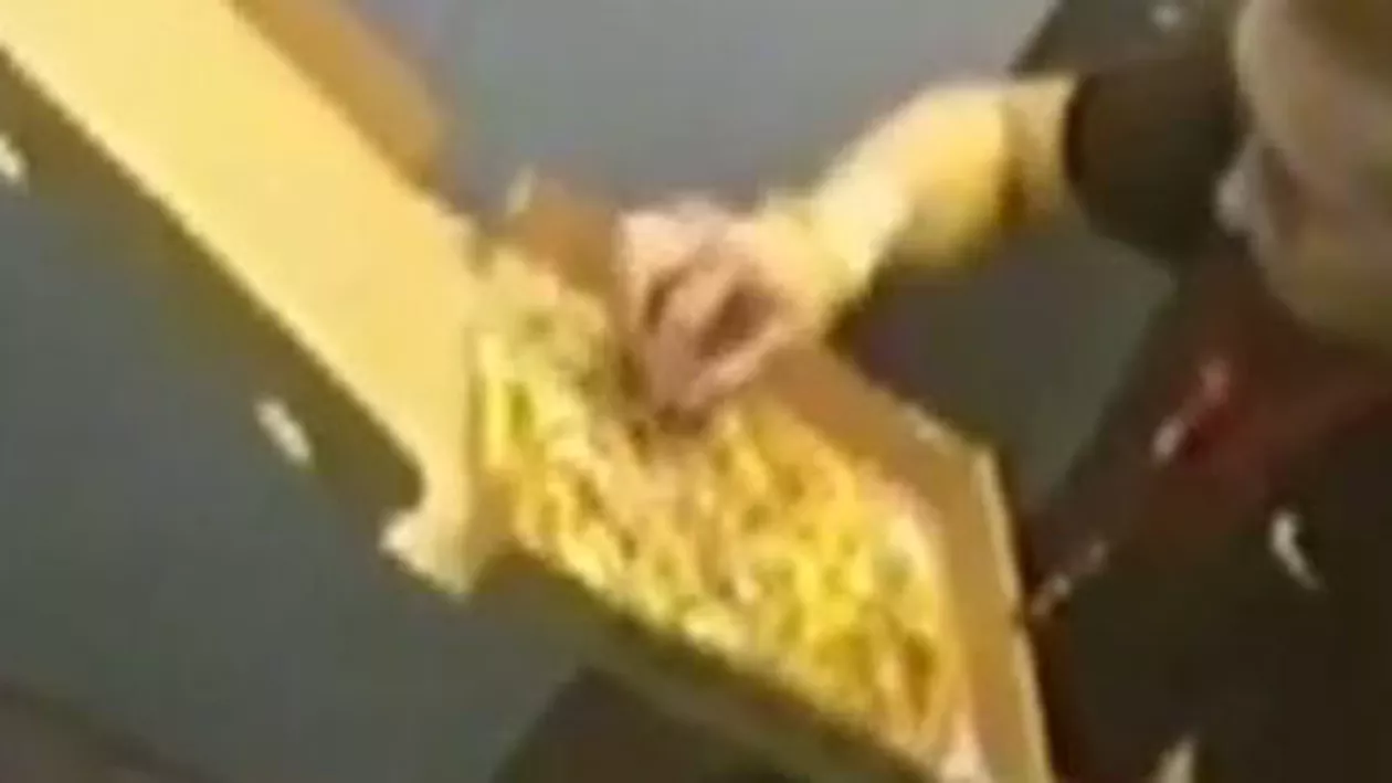 Un rus a fost filmat în timp ce mânca dintr-o pizza pe care urma să o livreze (VIDEO)