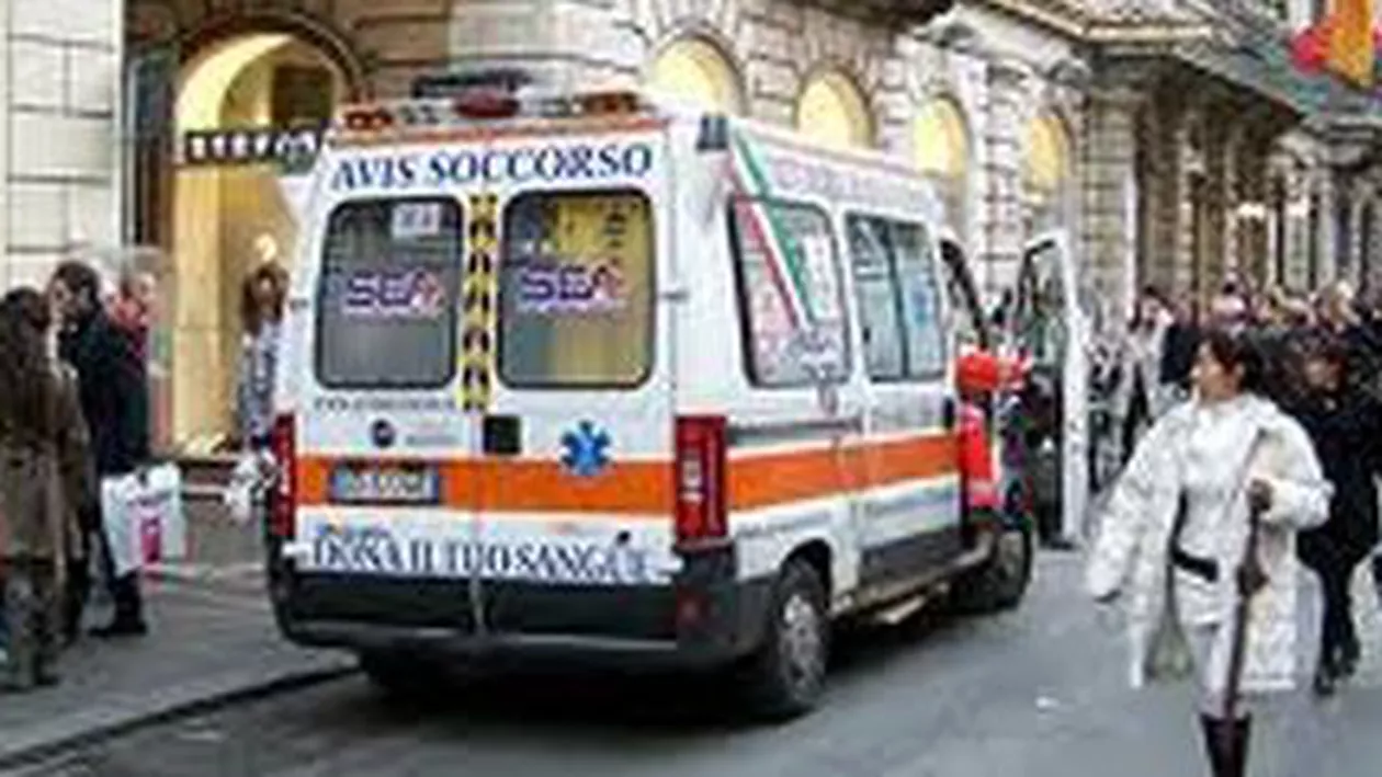 Un român de 16 ani, în stare gravă la spital după ce a sărit de la etajul trei al unui liceu din Roma