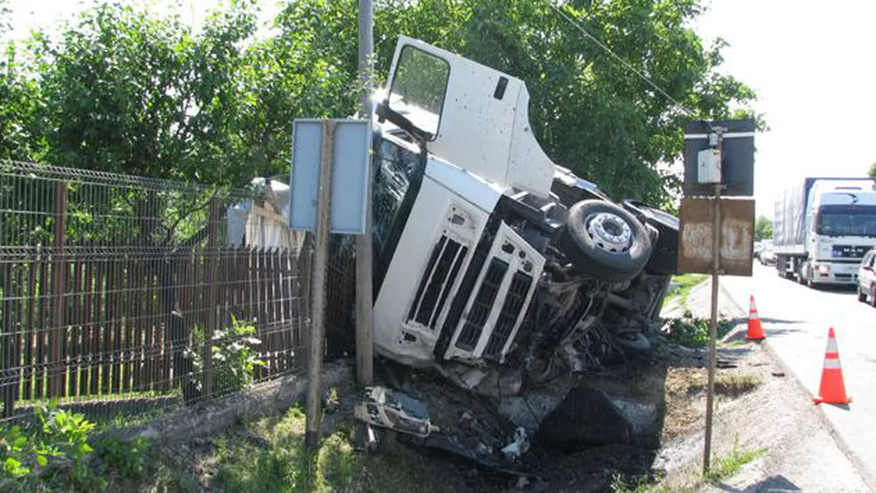 Suceava: Patru morţi după ce un TIR încărcat cu cherestea s-a răsturnat într-o curte