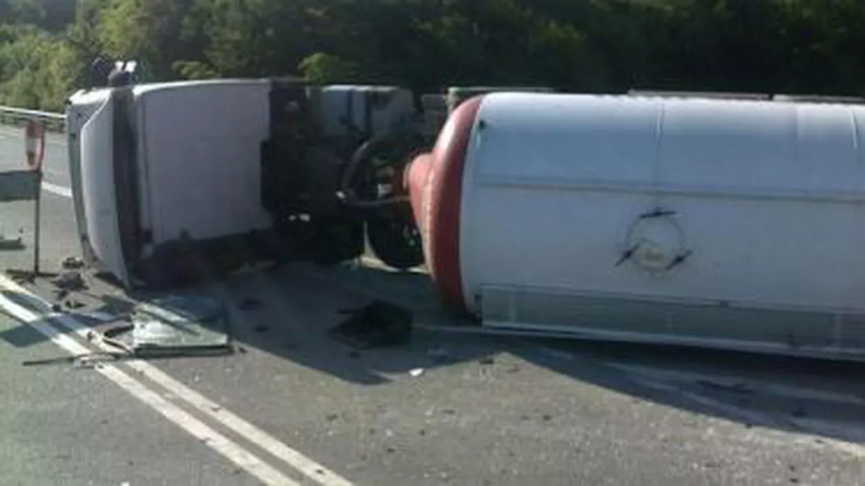 O cisternă cu gaz petrolier s-a răsturnat într-un șanț de pe DN 6 (VIDEO)