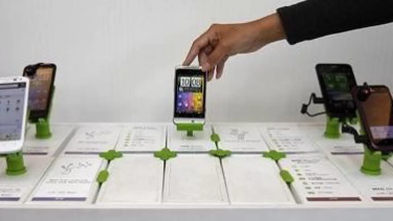 Vânzările de smartphone vor depăși, în premieră, cele de telefoane mobile clasice în acest an