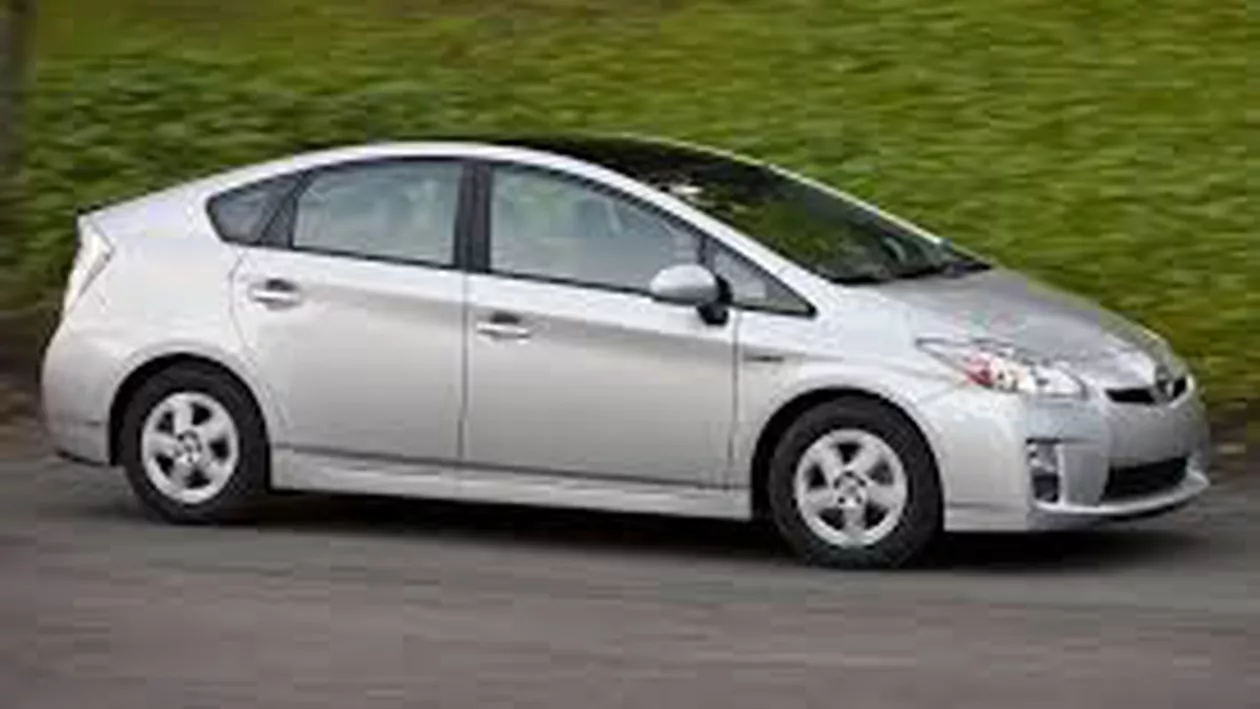 Toyota recheamă în service 242.000 de modele Prius pentru o posibilă defecţiune la frâne