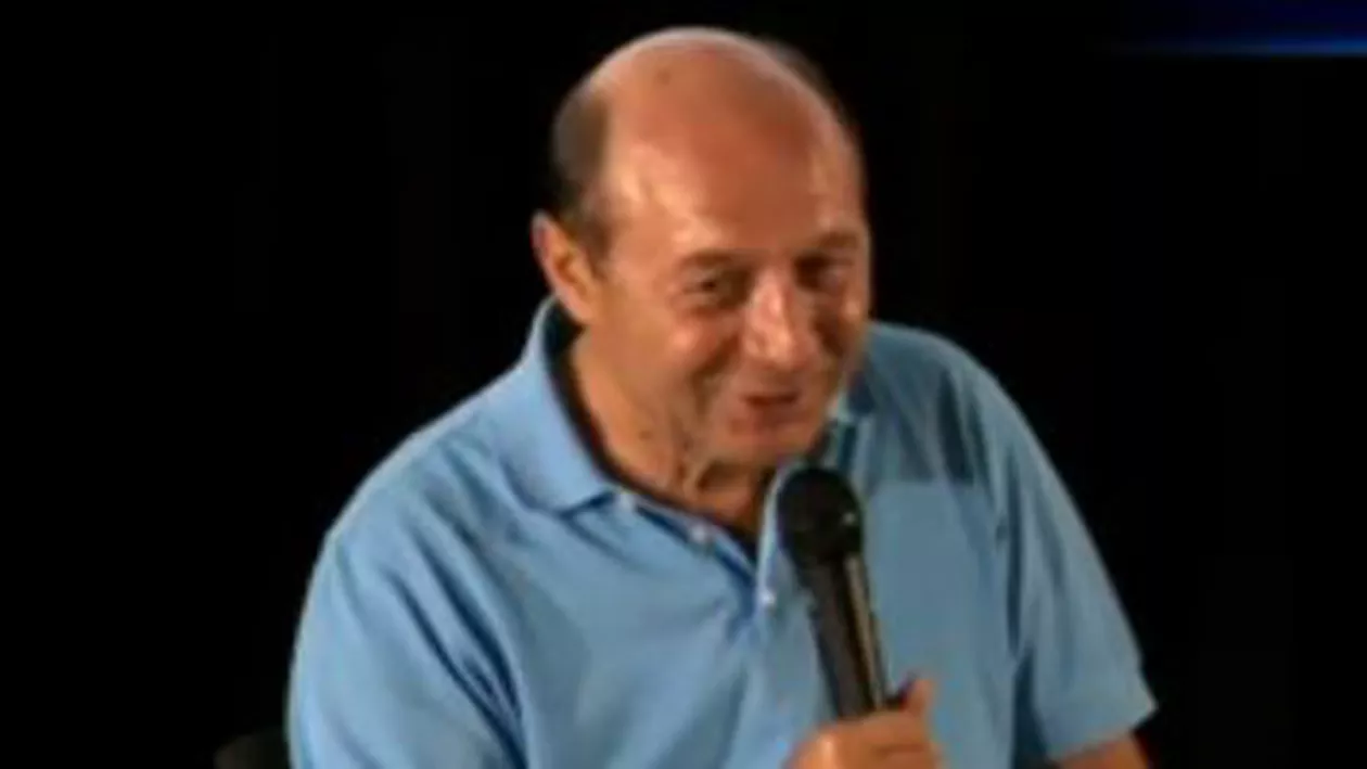 Traian Băsescu: Cele mai apreciate poze pe care le postez pe Facebook sunt cele cu soția mea