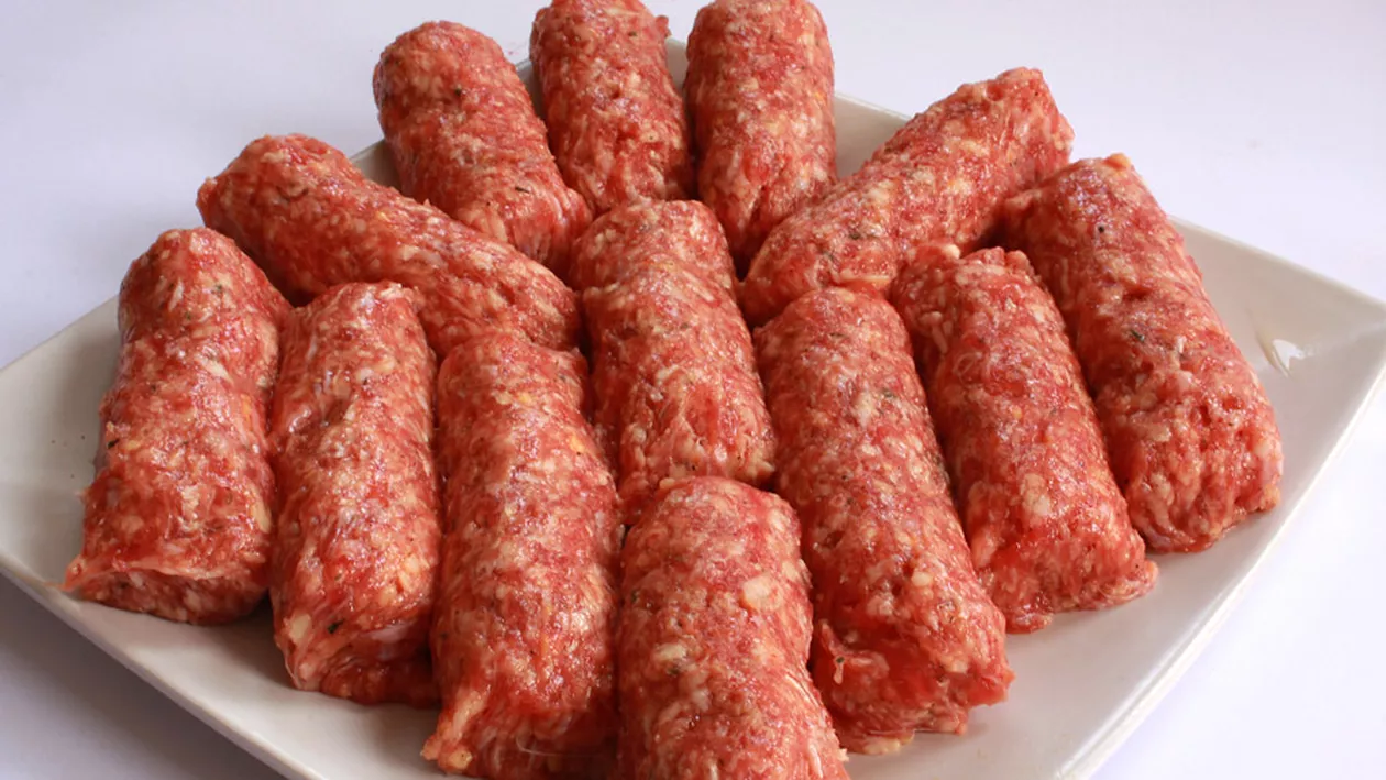 Alertă alimentară în Prahova: 840 de kilograme de carne de mici, infestată cu salmonella