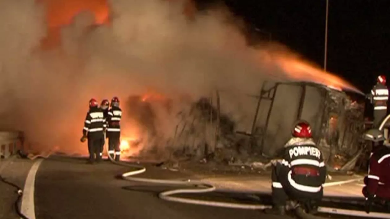 Un tir a luat foc pe Autostrada Bucureşti-Piteşti: Un şofer care a intervenit pentru ajutor a fost rănit