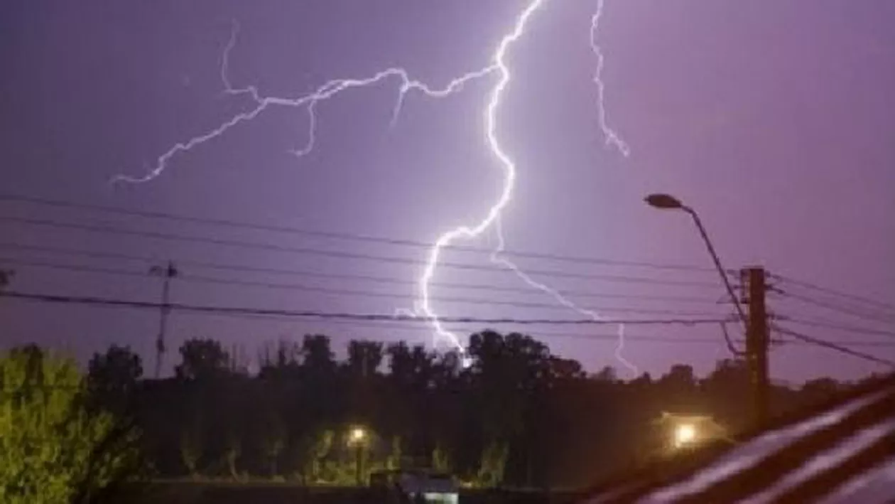 Codul galben de furtună a fost prelungit până miercuri la ora 23.00