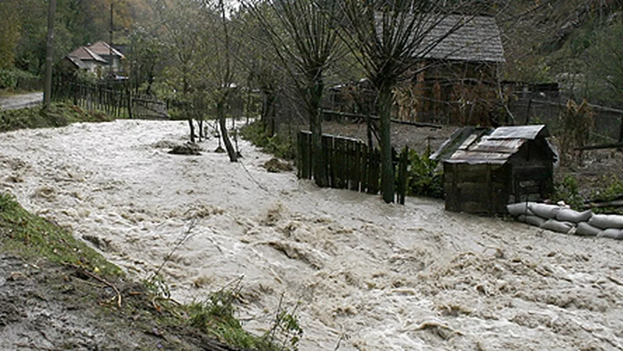 O comună din județul Galați, distrusă de o viitură puternică: Peste 450 de gospodării au fost afectate