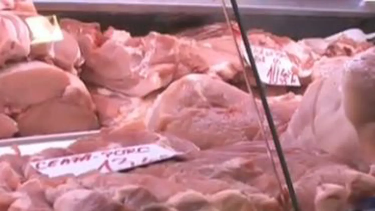 Carne de porc vândută sub eticheta de pastramă de berbecuţ în cea mai mare hală de carne din Capitală (VIDEO)