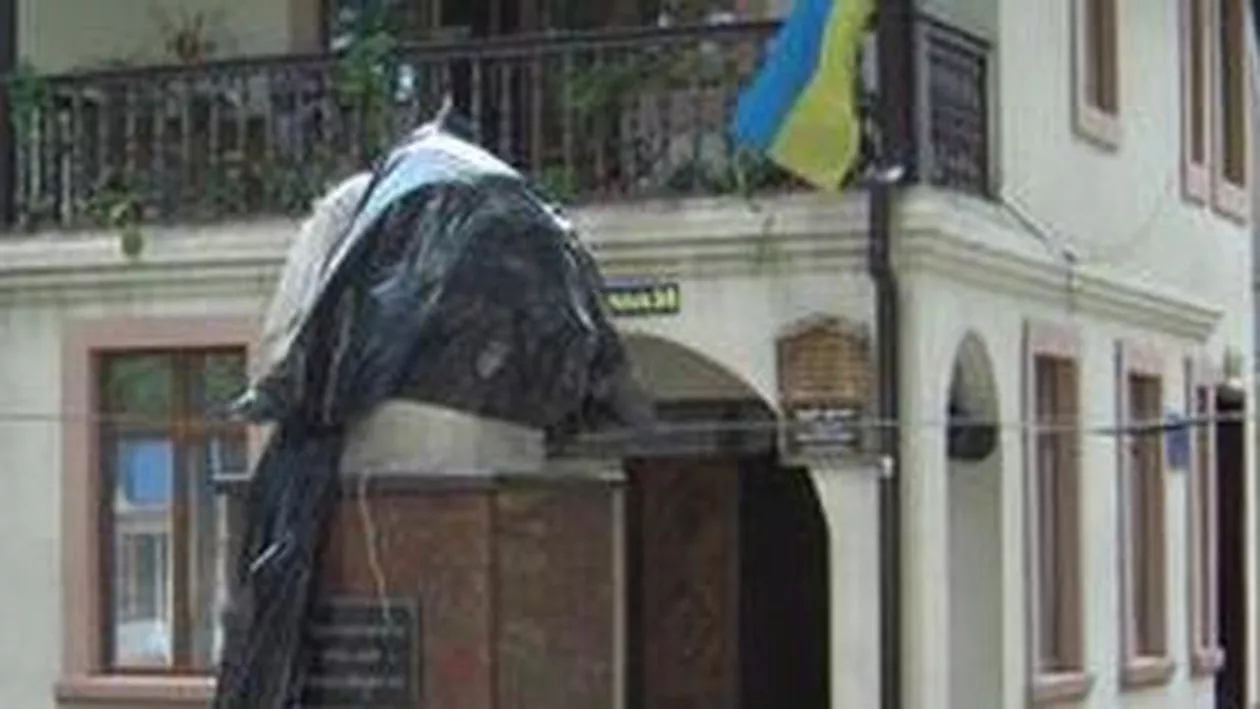 Bustul lui Eminescu, decapitat în localitatea Hilboca