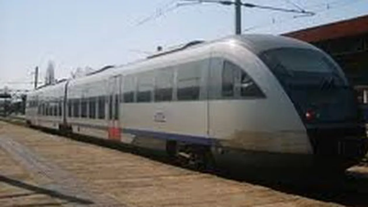 Trafic feroviar blocat în Dâmbovița: Două persoane au fost rănite după ce un tren a lovit un camion