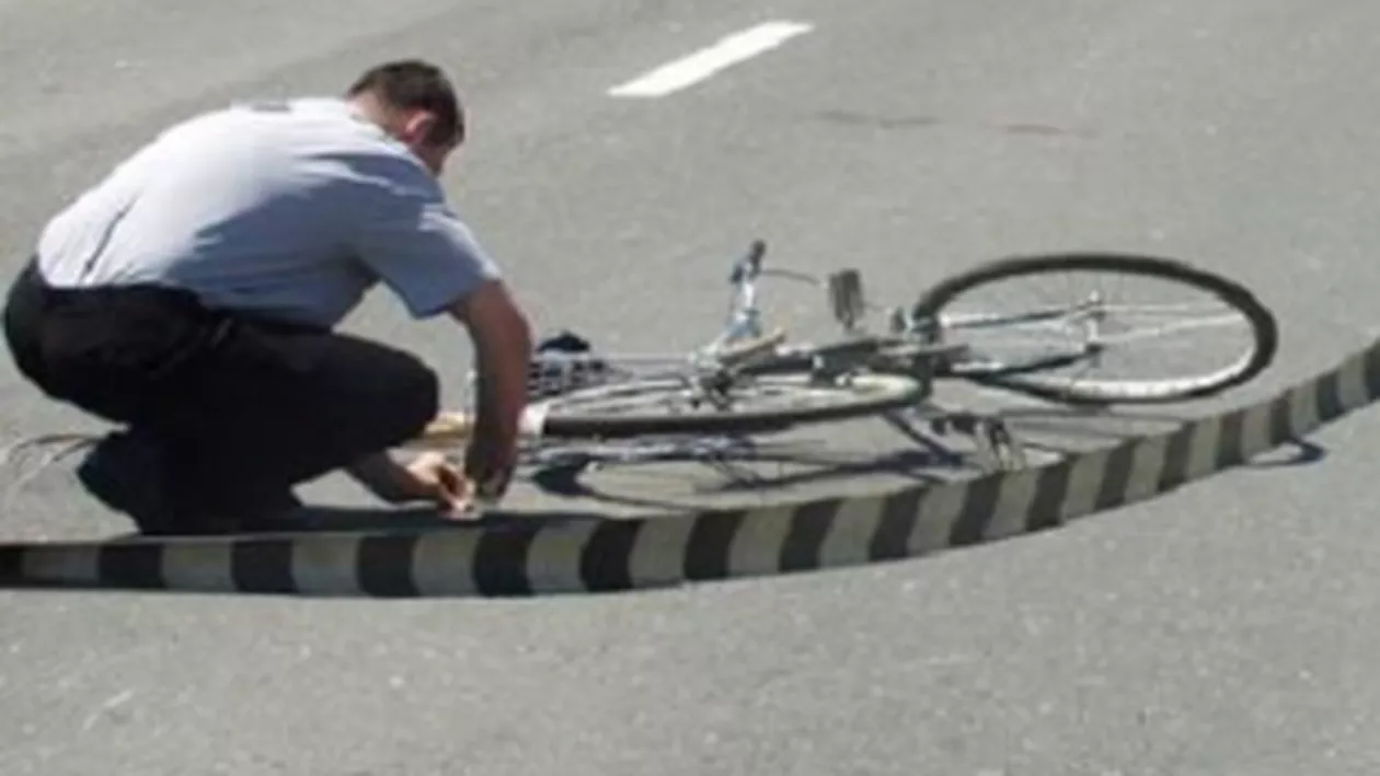 Biciclistul lovit de un controlor de trafic beat a murit la spital