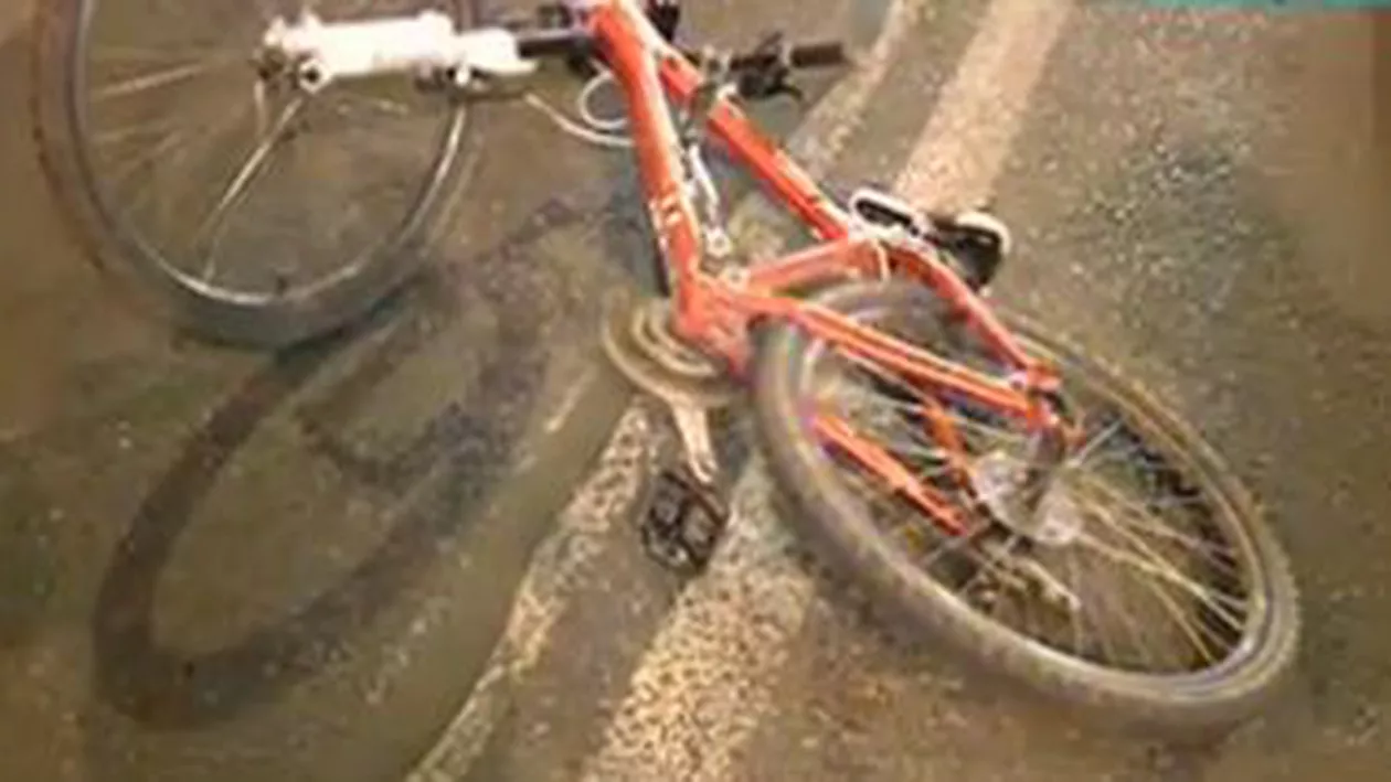 Accident pe Bulevardul Kiseleff din Capitală: Un biciclist a fost lovit în plin de două mașini (VIDEO)