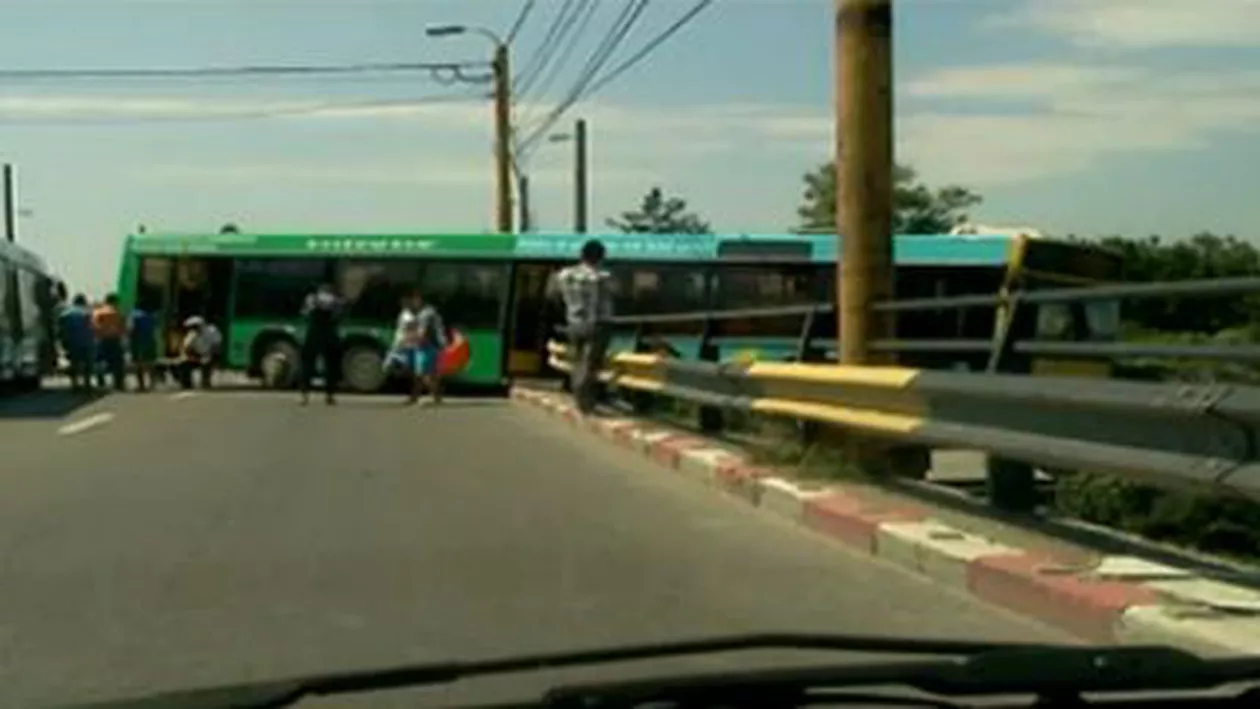 Autobuz suspendat pe un pod din Constanța, după ce șoferului i-a venit rău (FOTO)