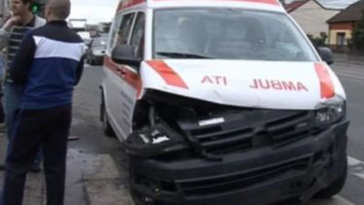 Covasna: Două persoane au fost rănite după ce un autoturism a lovit o ambulanță