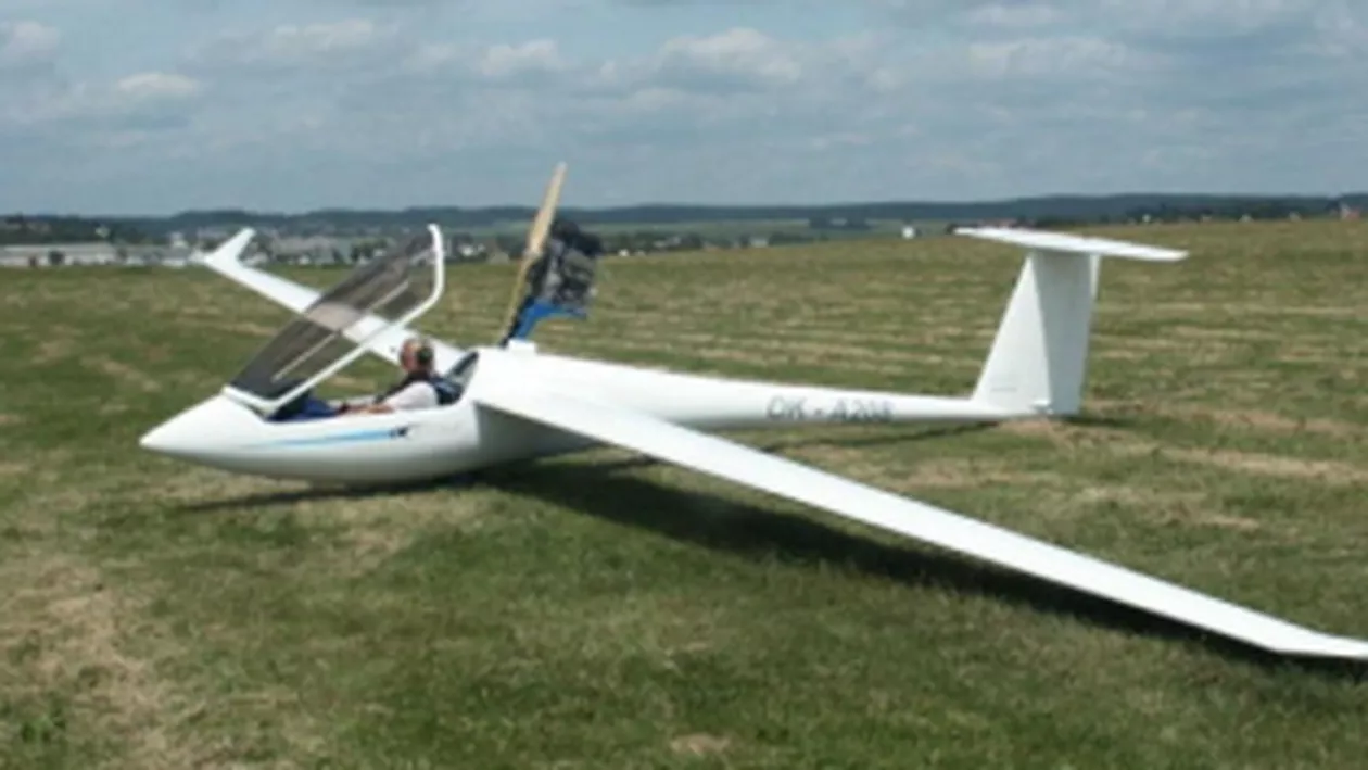 Un avion de mici dimensiuni a aterizat forţat în Alba: Pilotul a fost dus la spital