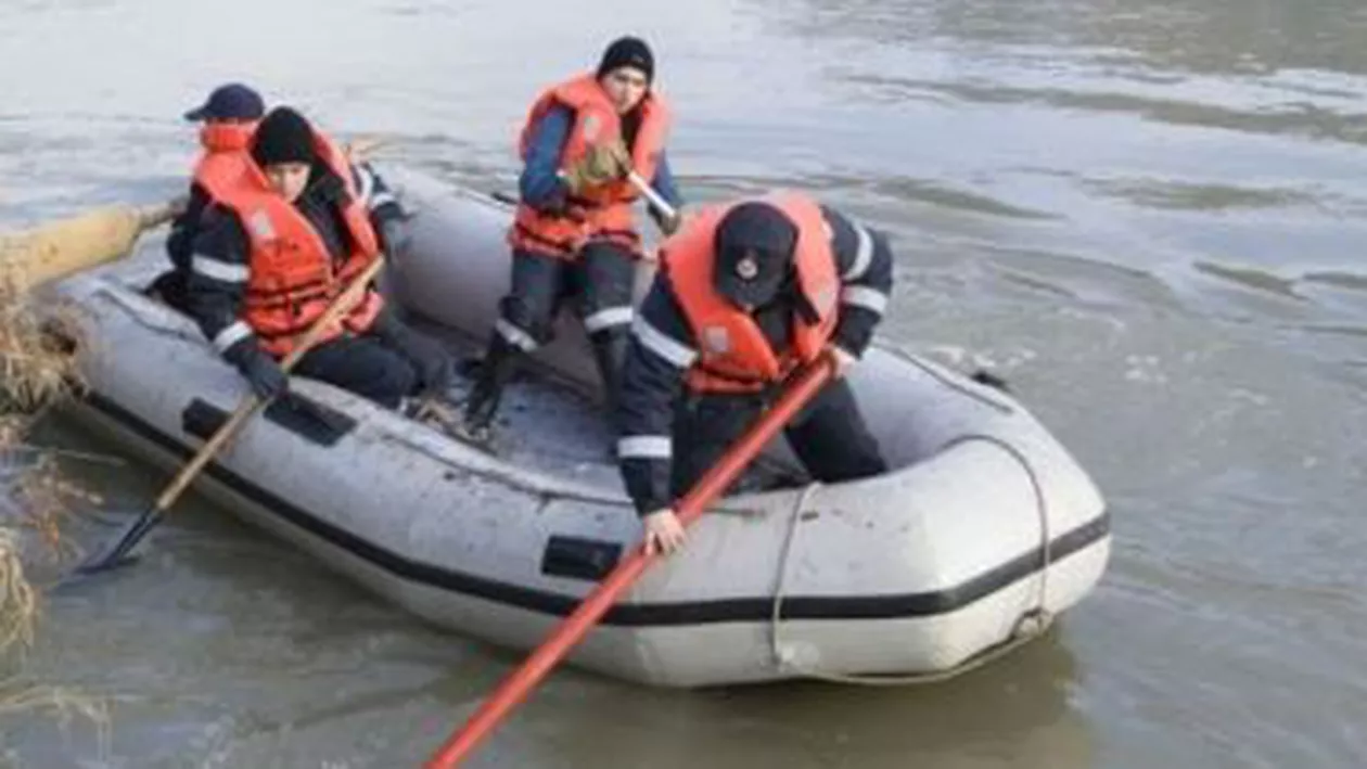 Un copil de 12 ani care a căzut în Lacul Năsal din Cluj este căutat de pompieri cu o barcă pneumatică