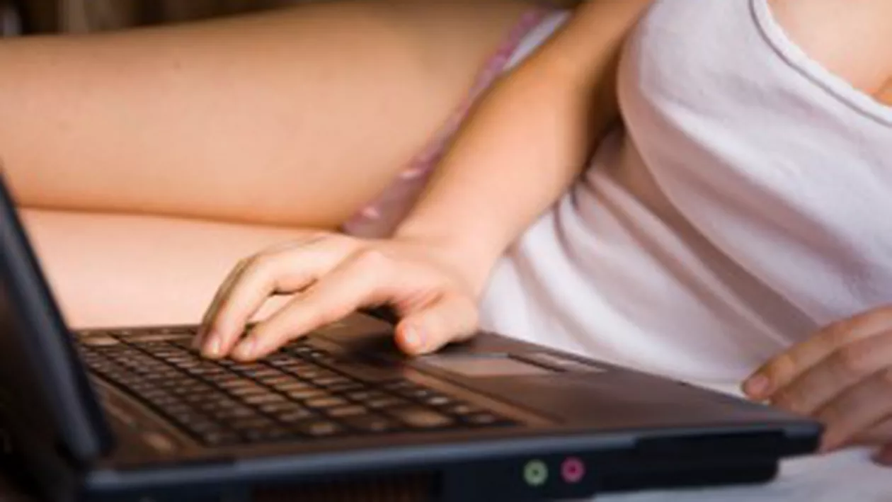 O tânără din Dâmbovița a șocat străinii după ce a făcut videochat cu mama ei în curtea casei (FOTO)