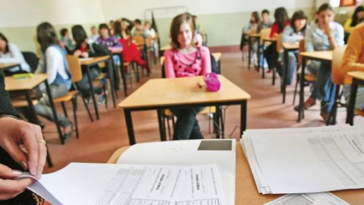 Elevii claselor a VIII-a susţin evaluarea naţională la proba de limba română