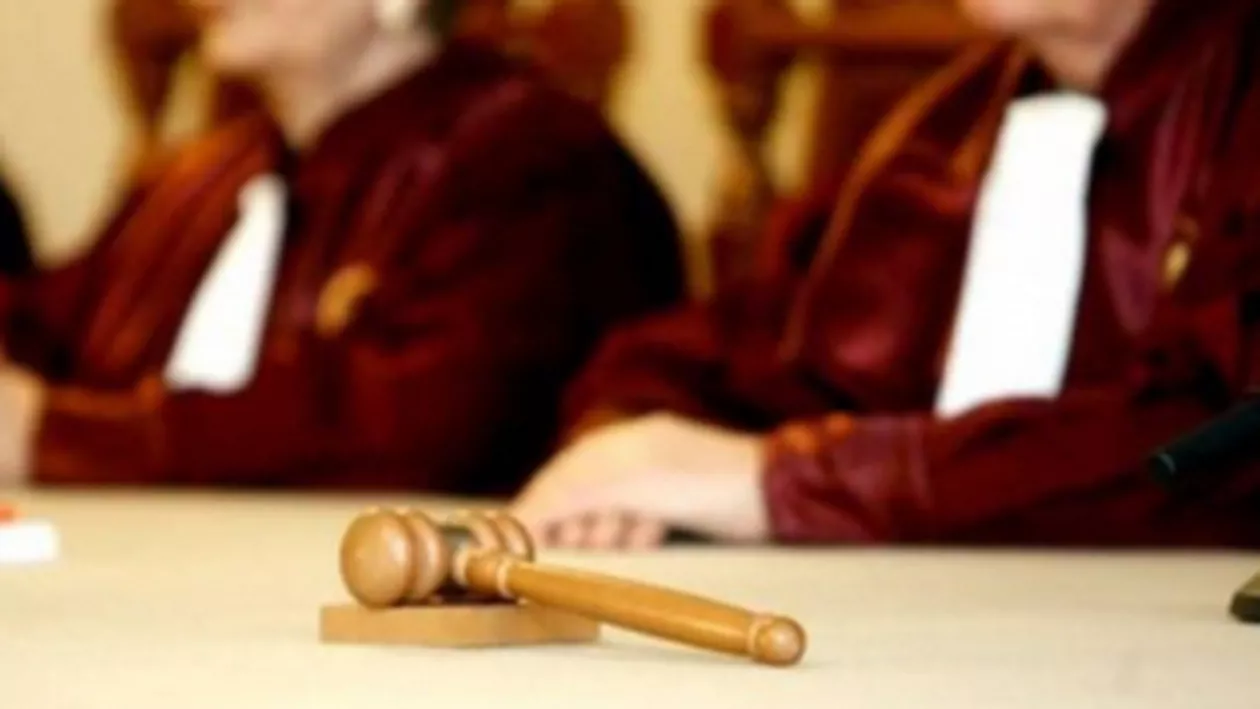 CCR a decis că Legea referendumului este constituțională dacă se aplică la un an după intrarea în vigoare