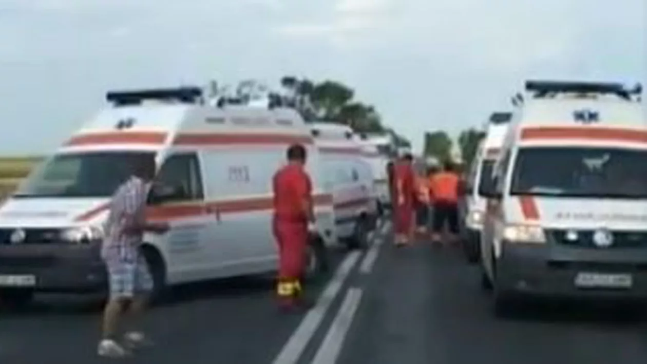 Trafic blocat pe DN6, în Mehedinți: Un microbuz cu 14 copii s-a ciocnit cu un autoturism