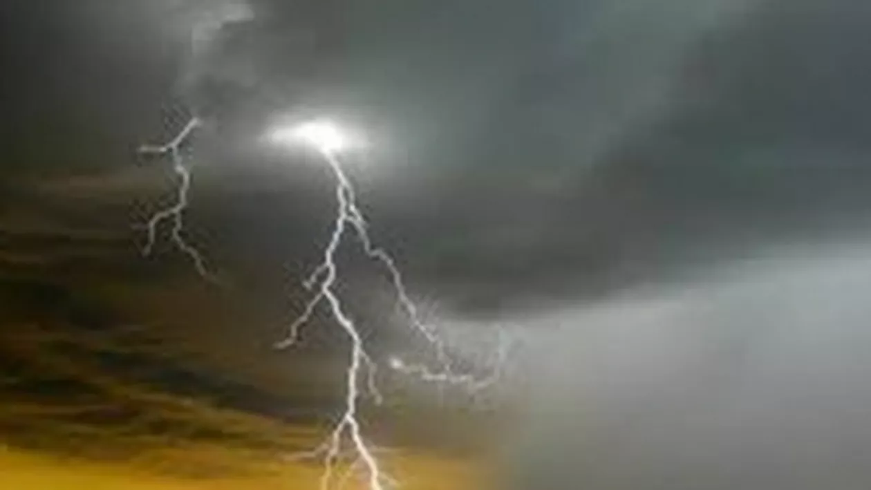 O femeie dintr-o comună ieşeană, aflată la muncă pe câmp, a murit lovită de trăsnet