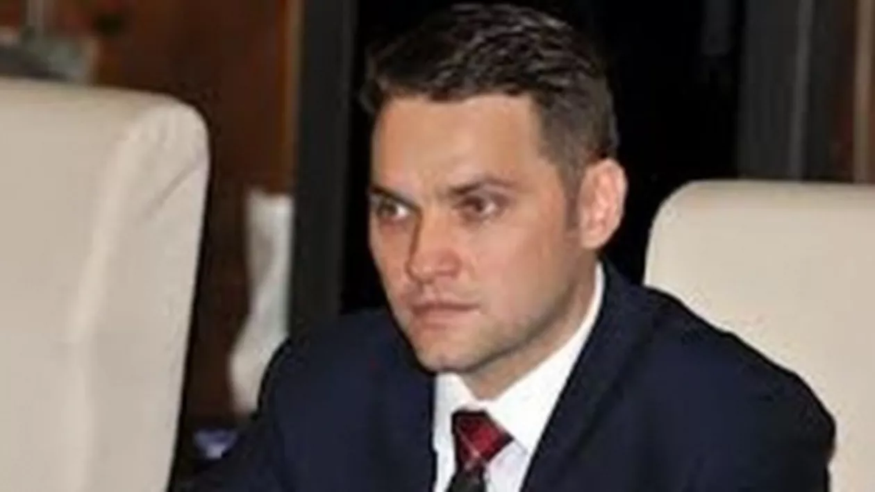 Ministrul Dan Șova a fost atacat cu o roșie. VEZI cum a reacționat demnitarul (VIDEO)