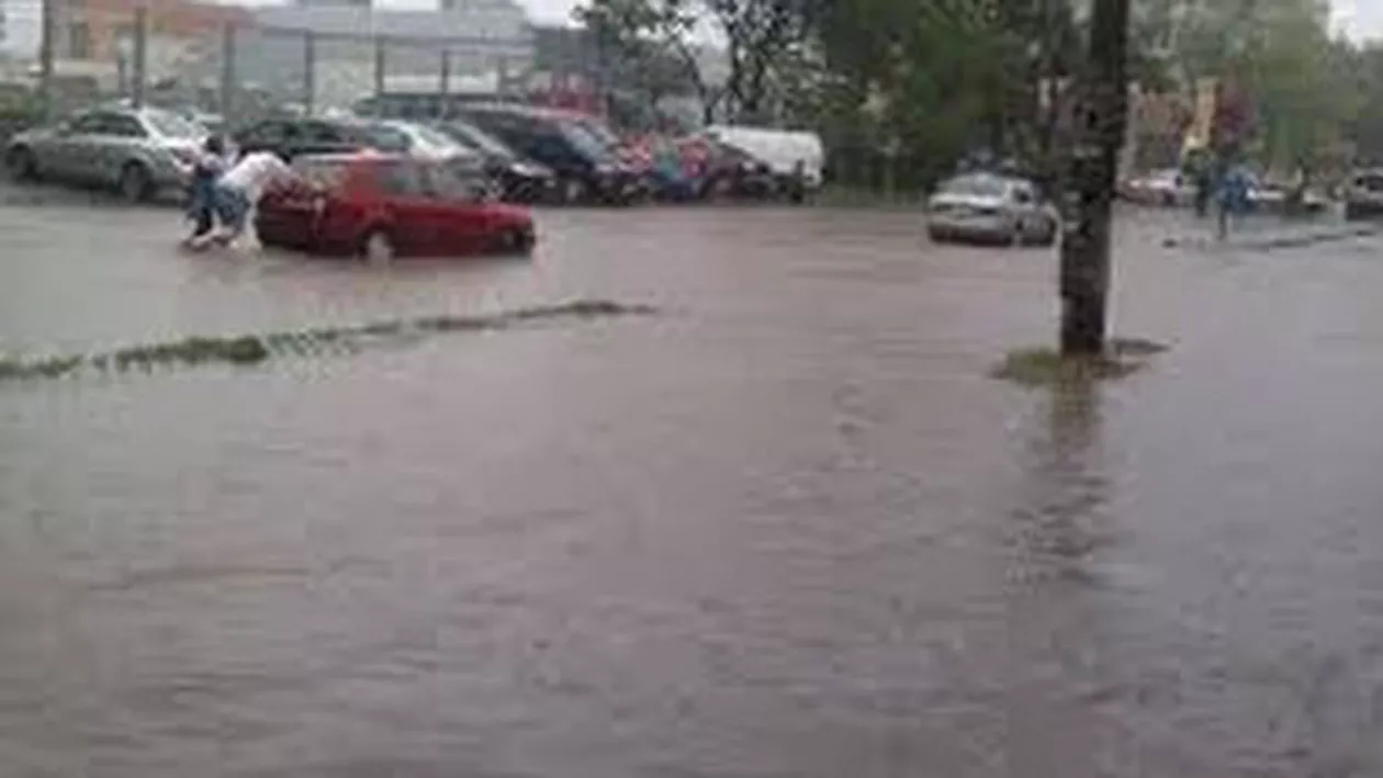 Semafoare defecte și bulevarde inundate în București în urma ploilor