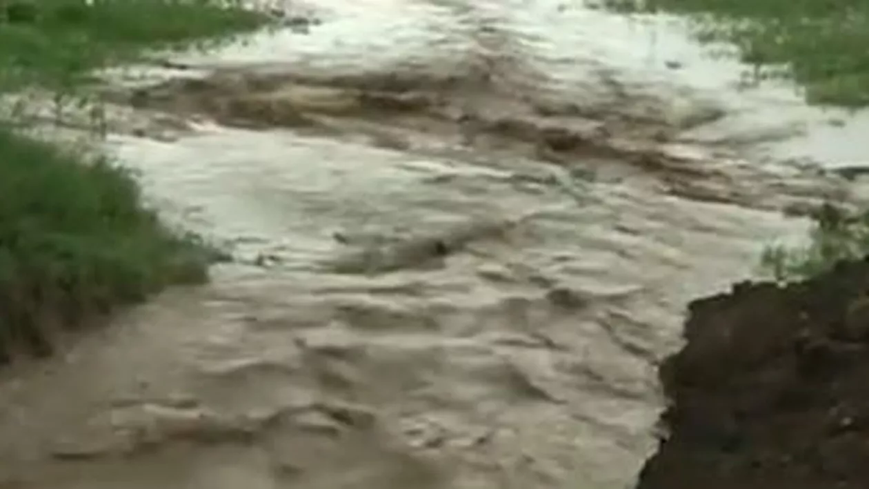 Vaslui: 3.000 de persoane izolate, după ce un drum județean a fost rupt de ape