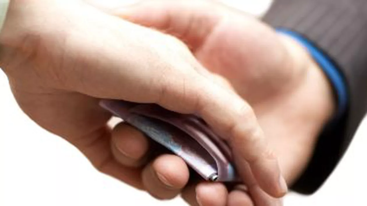 Un bărbat din Dâmbovița a fost reținut pentru luare de mită: A primit 800 euro de la o elevă ca să o ajute să ia bacalaureatul