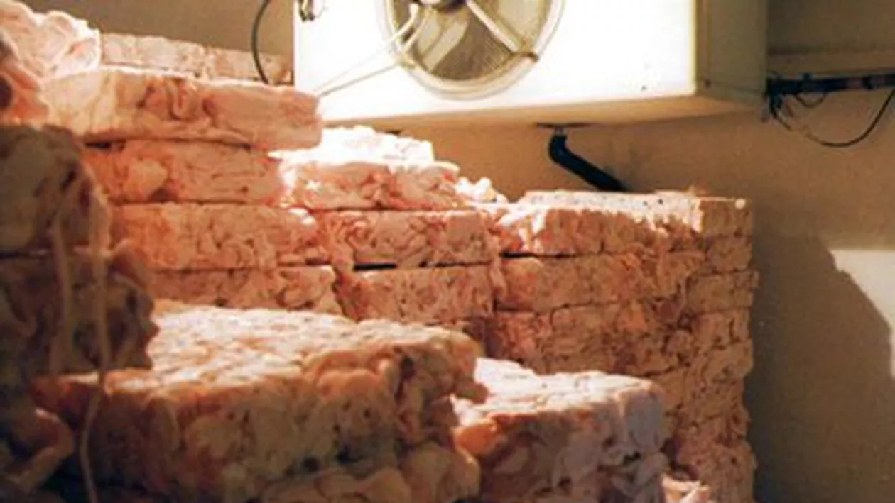 Circa 550 de tone de carne, blocate de poliţişti într-un complex comercial din Capitală